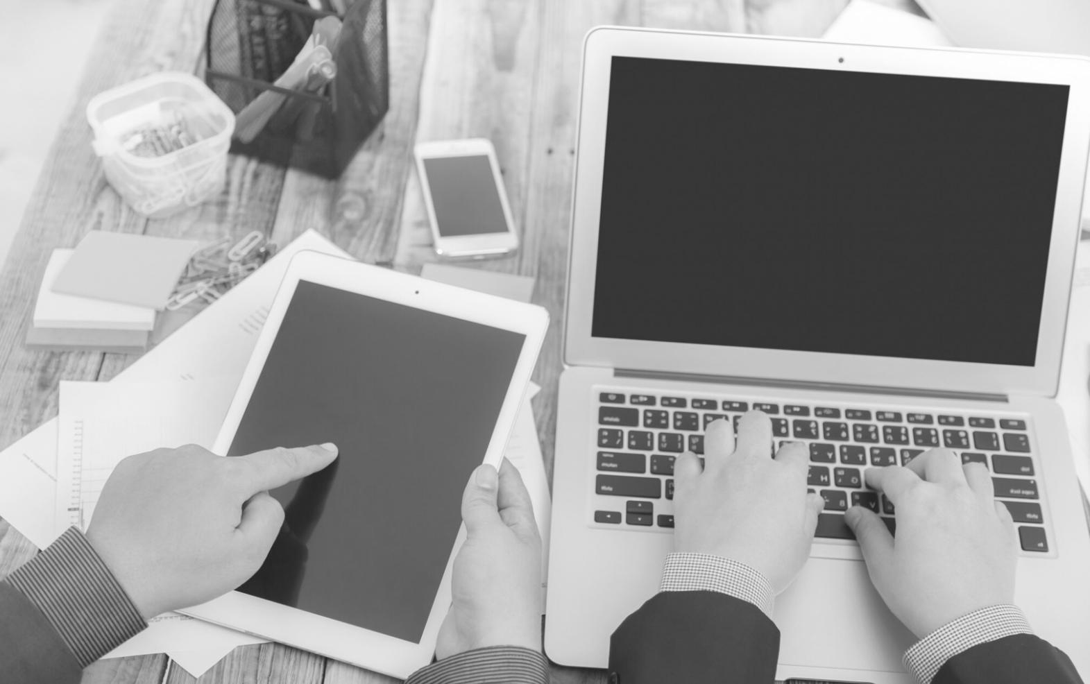 Étudiant travaillant sur sa planification financière avec documents bancaires