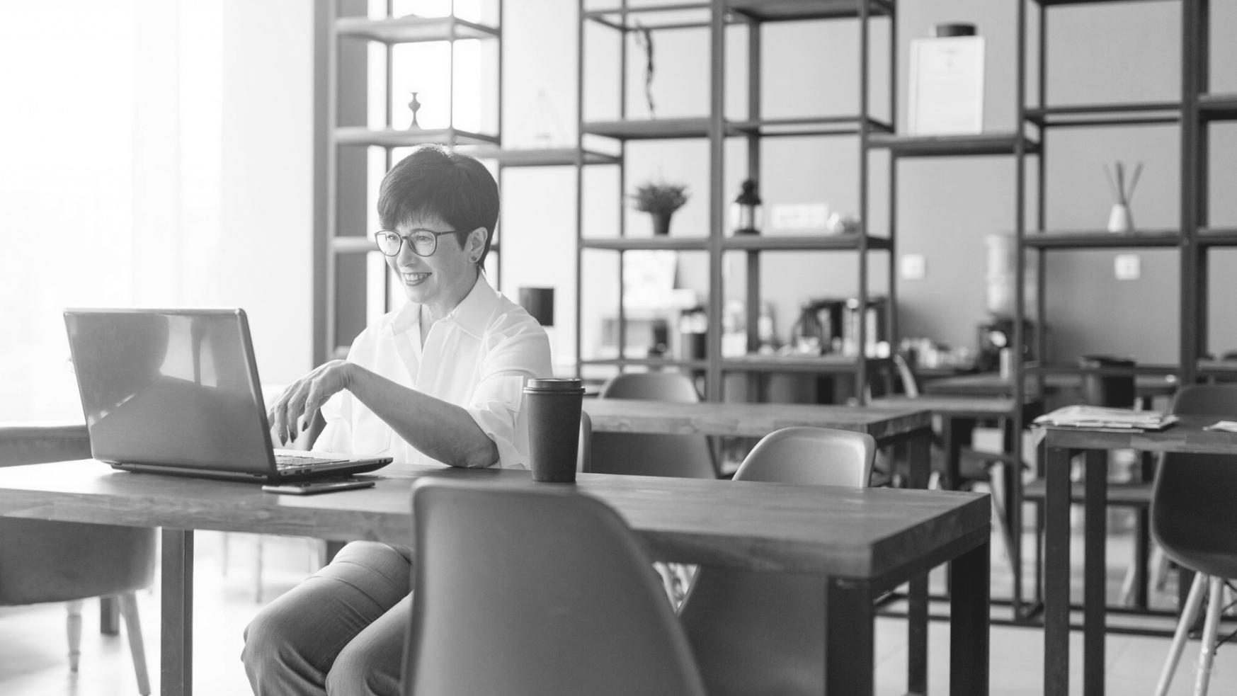 Formation en planification financière avec documents et calculatrice